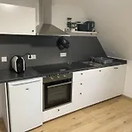 Moderne Ferienwohnung In Gelsenkirchen-Schalke Fuer 1 Bis 7 Personen Mit Terrasse, Ideal Fuer Gruppen & Stadionbesuche