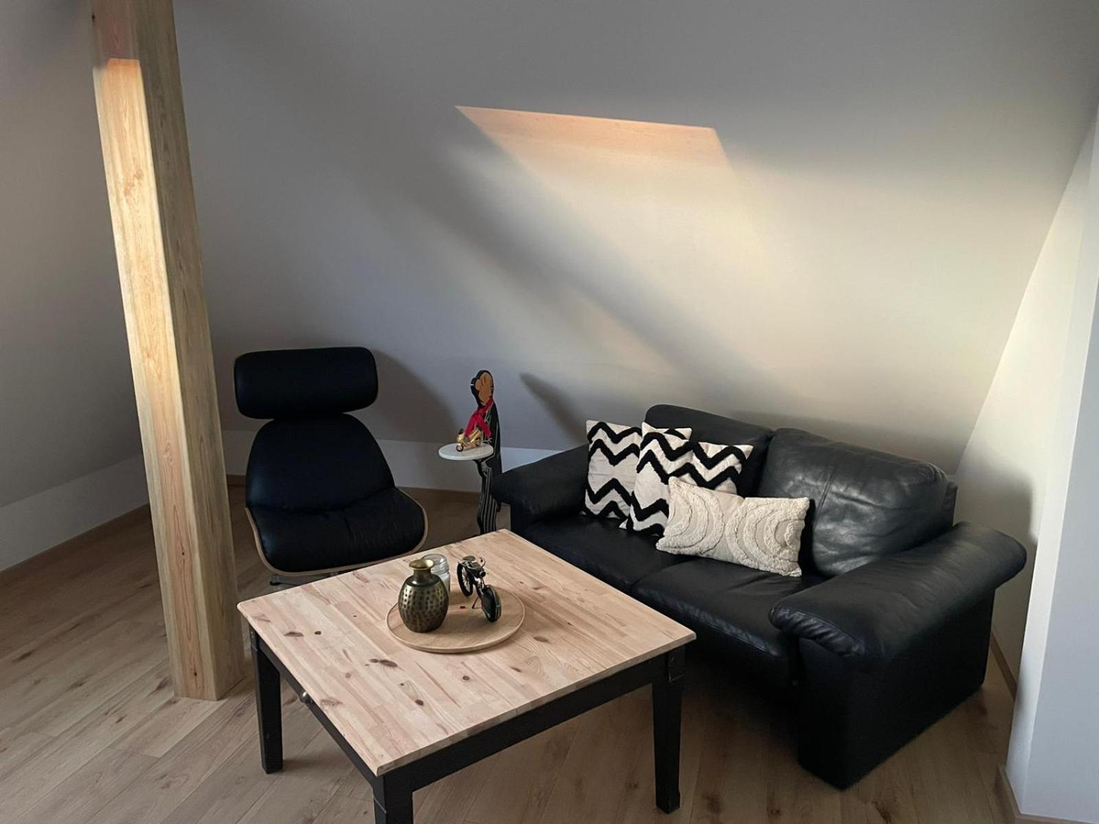 Moderne In Gelsenkirchen-schalke Fuer 1 Bis 7 Personen Mit Terrasse, Ideal Fuer Gruppen & Stadionbesuche